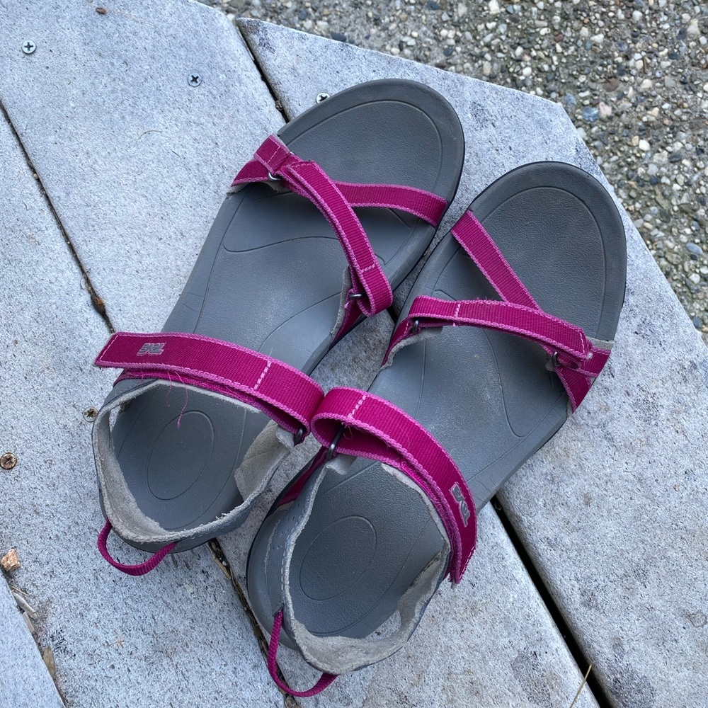 Women’s Size 9 Teva Purple Sandals